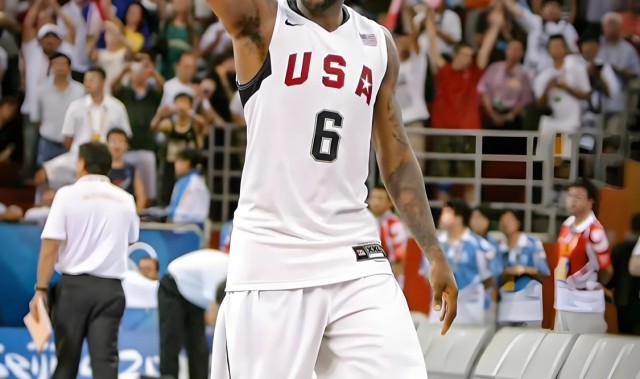 詹姆斯还是现役球员却入选名人堂！除了保罗、再没人做到！